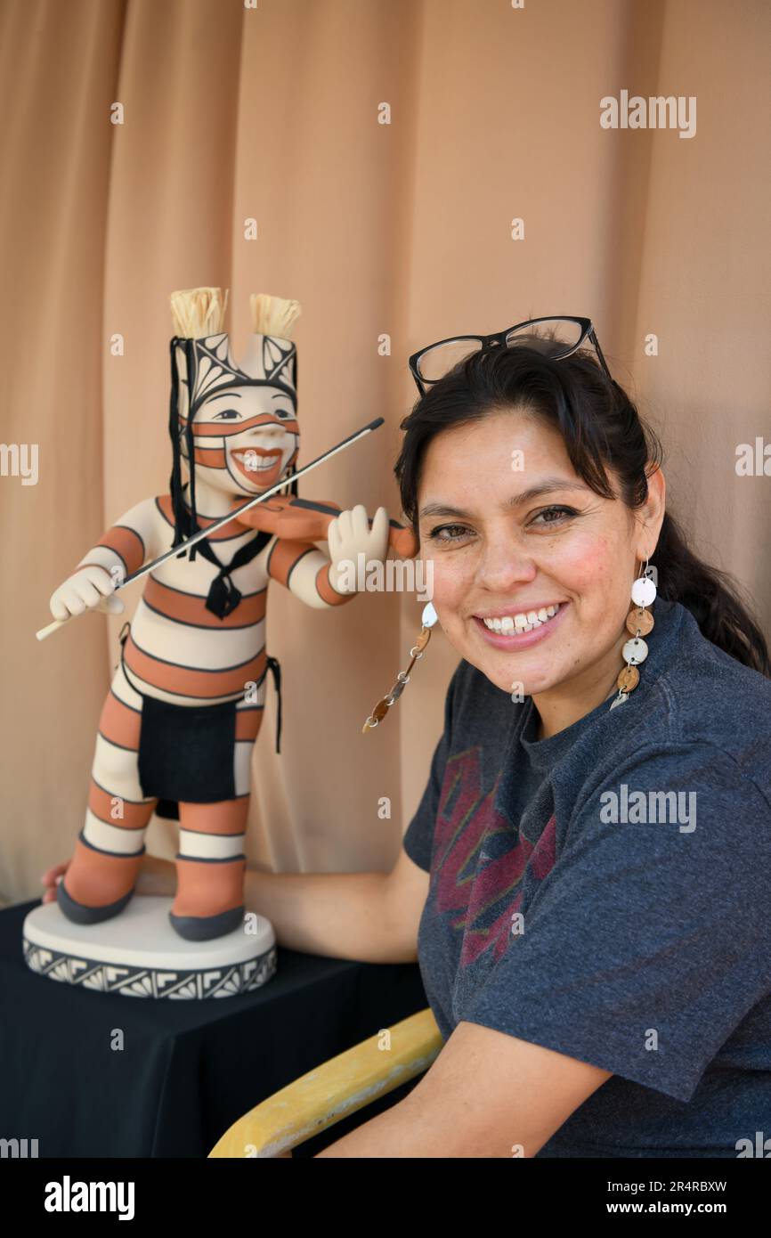 L'artiste Kathleen Wall avec une de ses figurines au marché indien de Santa Fe Banque D'Images