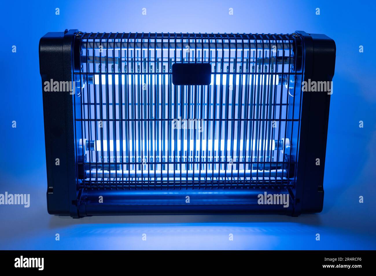 Piège à lampe UV pour insectes avec lumière bleue sur fond de studio Banque D'Images