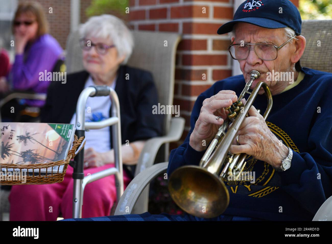 Wilkes barre, États-Unis. 29th mai 2023. Bobby Baird, 93 ans, joue des Taps au centre de soins infirmiers Garden à 3pm le jour du souvenir de Taps à travers l'Amérique, un moment national du souvenir. Baird participe à l'événement annuel depuis son début en 2000. Bobby Baird a été le plus jeune membre de la US Navy Band pendant qu'il a joué de 1948 à 52. Lorsqu'on lui a demandé combien de fois il a joué à Taps, il a dit « trop de fois que je voudrais me rappeler ». Crédit : SOPA Images Limited/Alamy Live News Banque D'Images