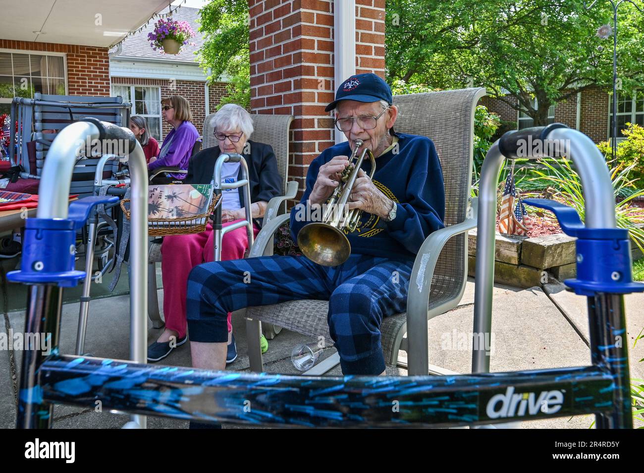 Wilkes barre, États-Unis. 29th mai 2023. Bobby Baird, 93 ans, joue des Taps au centre de soins infirmiers Garden à 3pm le jour du souvenir de Taps à travers l'Amérique, un moment national du souvenir. Baird participe à l'événement annuel depuis son début en 2000. Bobby Baird a été le plus jeune membre de la US Navy Band pendant qu'il a joué de 1948 à 52. Lorsqu'on lui a demandé combien de fois il a joué à Taps, il a dit « trop de fois que je voudrais me rappeler ». (Photo par Aimee Dilger/SOPA Images/Sipa USA) crédit: SIPA USA/Alay Live News Banque D'Images