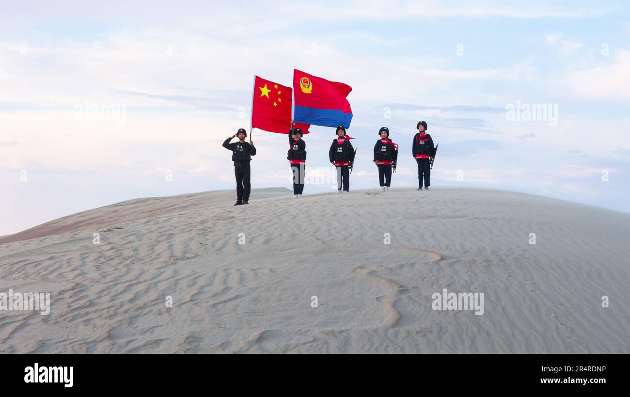 ALTAY, CHINE - le 29 MAI 2023 - des policiers et des étudiants patrouillent à la frontière pour célébrer la Journée internationale de l'enfance à Altay, province du Xinjiang Banque D'Images