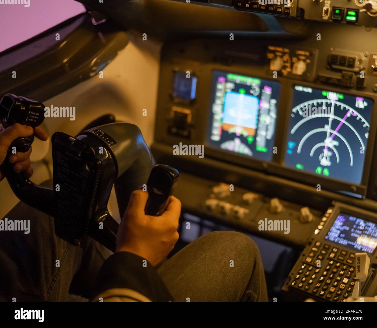 Un homme étudie pour être pilote dans un simulateur de vol. Gros plan des mains masculines qui naviguent à bord d'un avion. Banque D'Images