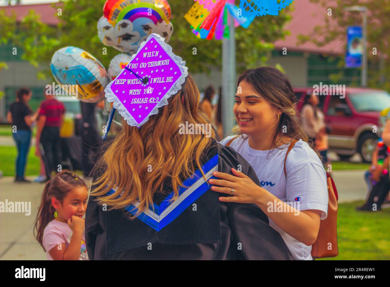 « Une image d'un diplômé de SBVC joyeux marquant son succès et son héritage académiques avec un être cher lors de la remise du diplôme Nuestra 2023, Banque D'Images