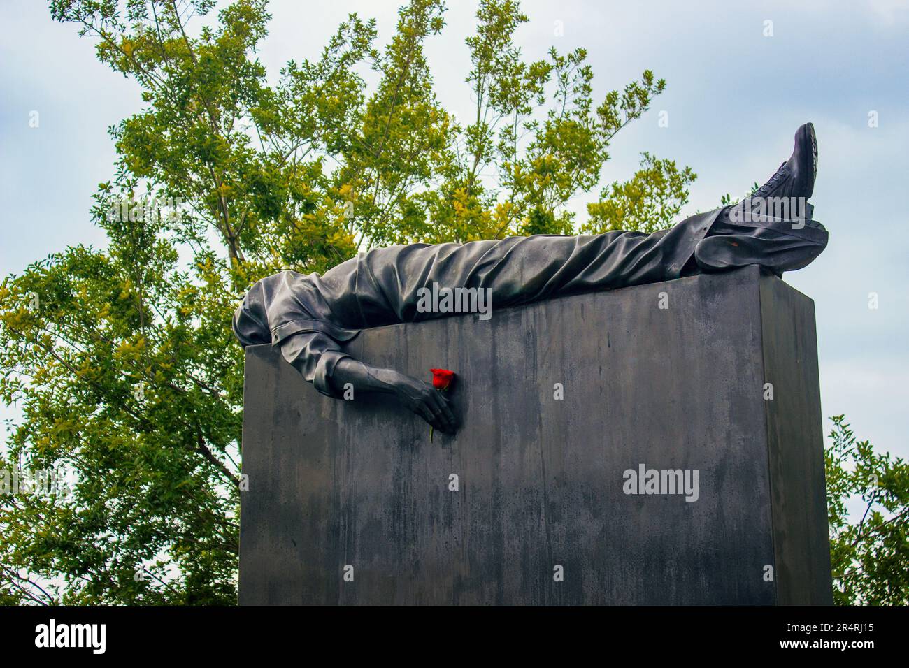 Découvrez la beauté solennelle du Mémorial des soldats/anciens combattants tombés au cimetière national de Riverside. Cette statue poignante représente un soldat inconnu, c Banque D'Images