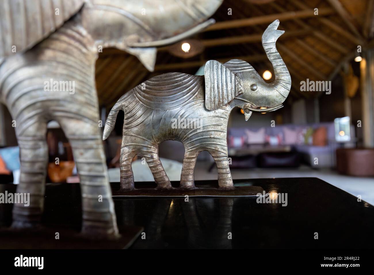 Statues d'éléphants - camp Onguma Bush, réserve de gibier Onguma, Namibie, Afrique Banque D'Images
