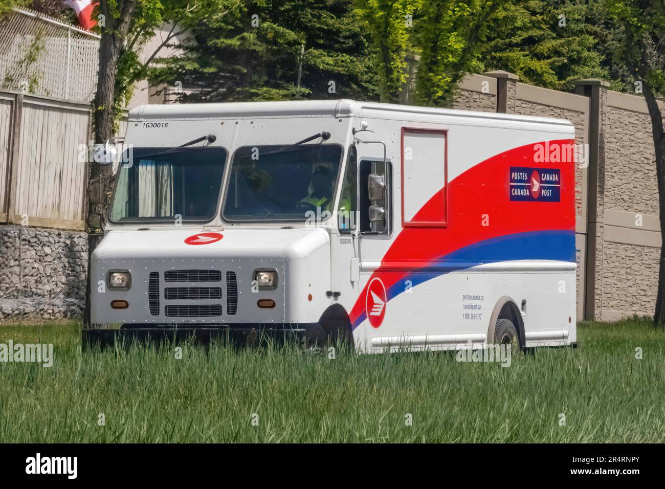 Calgary, Alberta, Canada. 29 mai. 2023. Un camion de livraison de postes Canada sur la route. Banque D'Images