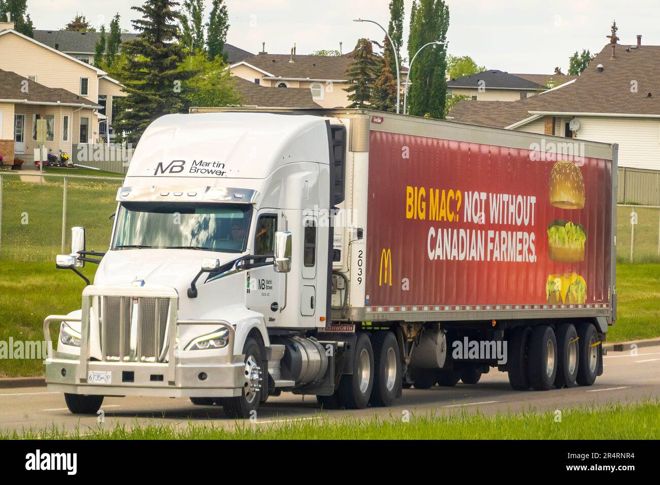 Calgary, Alberta, Canada. 29 mai. 2023. Un semi-camion transportant des produits McDonalds. Banque D'Images
