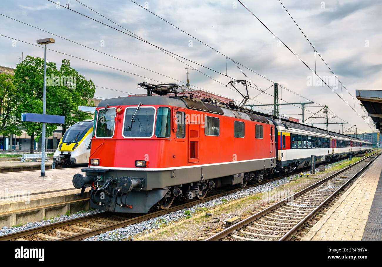 Train interurbain pour Zurich à la gare de Singen en en Allemagne Banque D'Images