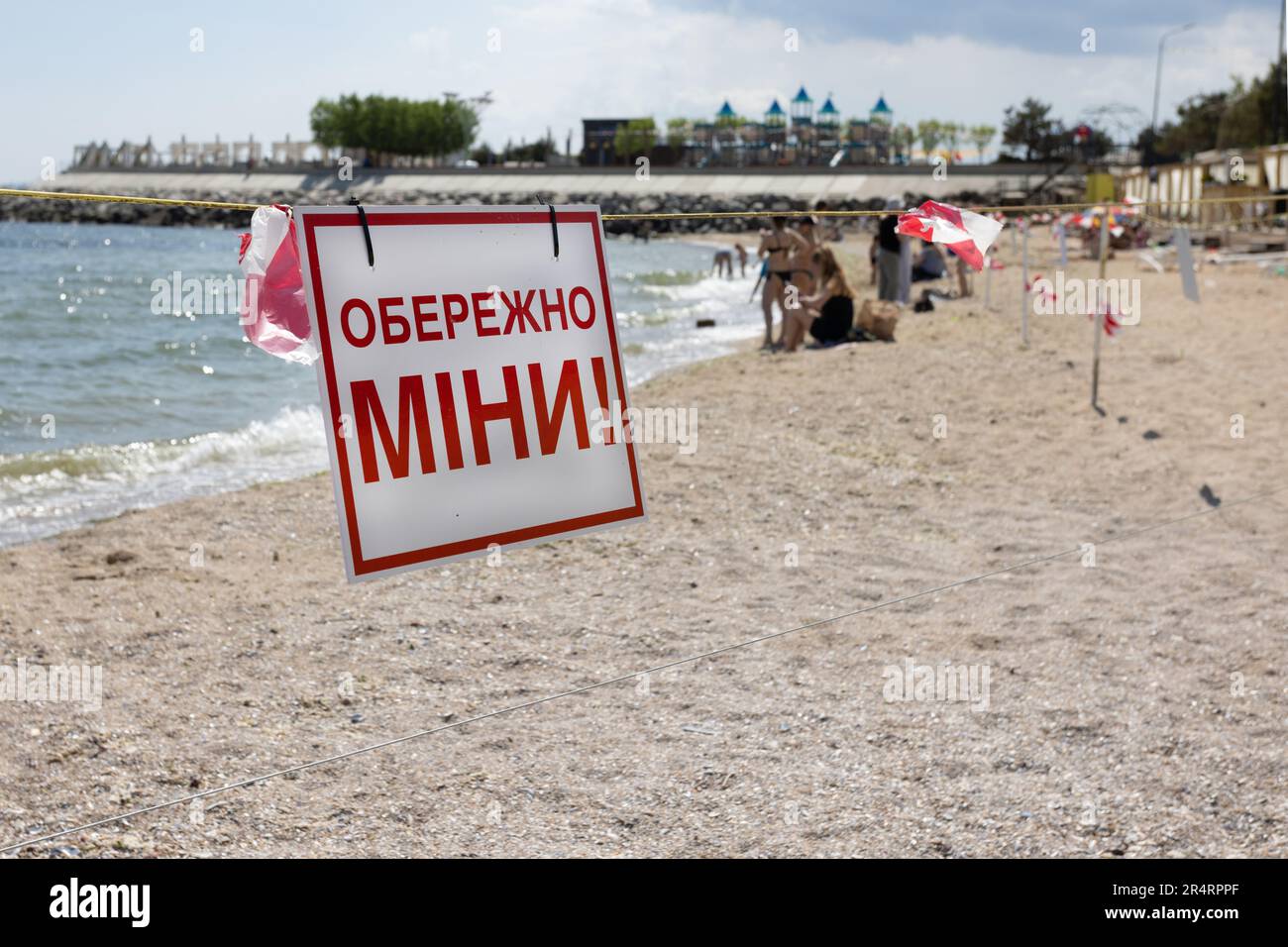 ODESSA, UKRAINE 15 MAI 2023 panneau de danger de mine sur la plage