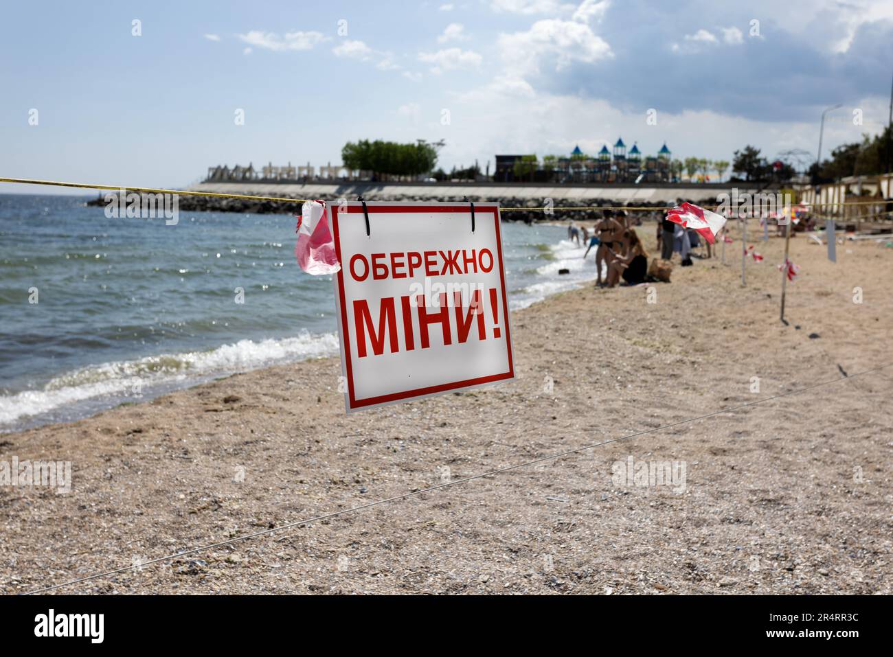 ODESSA, UKRAINE - 15 MAI 2023 : panneau de danger de mine sur la plage de sable de la mer de la ville à Odessa lors de l'attaque russe contre l'Ukraine. Il est interdit de nager ! APpro Banque D'Images