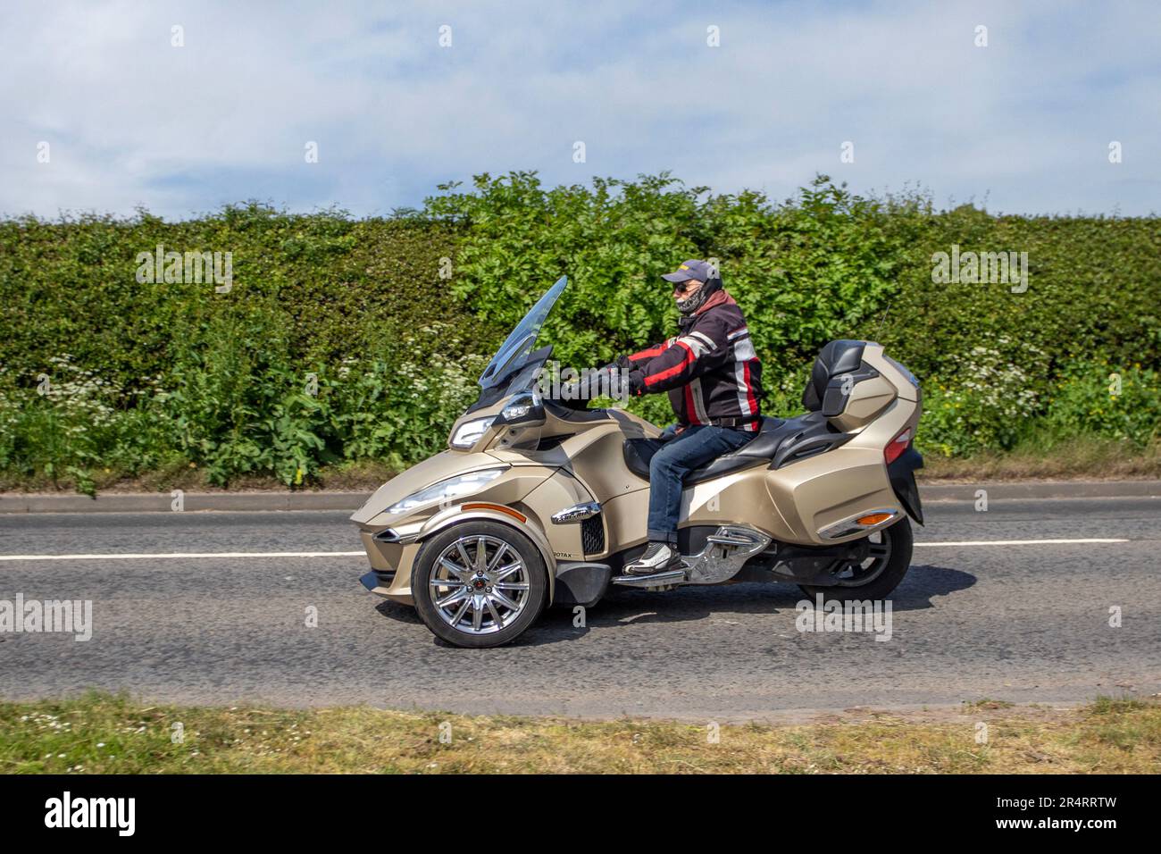 2018 Gold CAN-Am Spyder RT 1330 ACE Sport-Touring Motorcycle, Rotax 1330cc à refroidissement liquide, triple en ligne ; au Capesthorne Hall Cheshire Classic Show, 2023 Banque D'Images