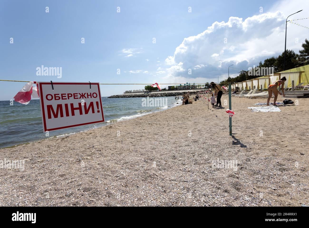 ODESSA, UKRAINE - 15 MAI 2023 : panneau de danger de mine sur la plage de sable de la mer de la ville à Odessa lors de l'attaque russe contre l'Ukraine. Il est interdit de nager ! APpro Banque D'Images