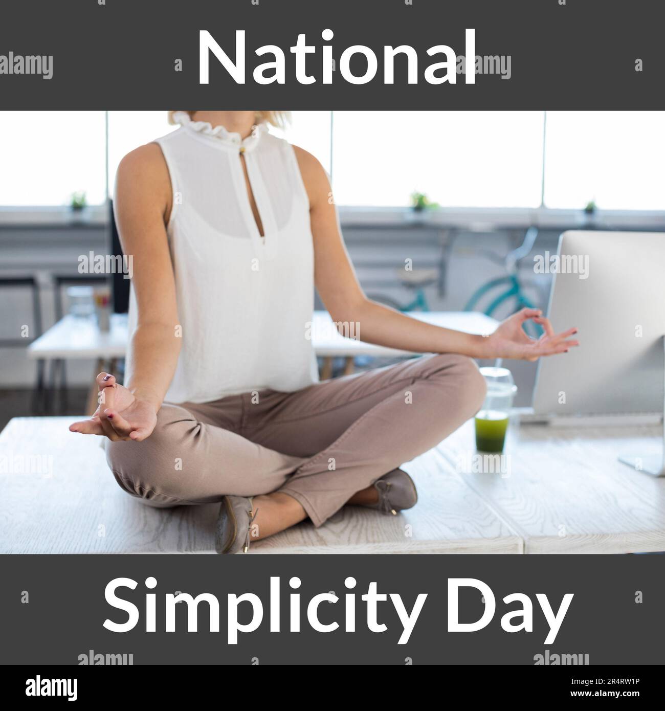 Composition du texte national de jour de simplicité sur une femme caucasienne pratiquant le yoga sur le bureau Banque D'Images