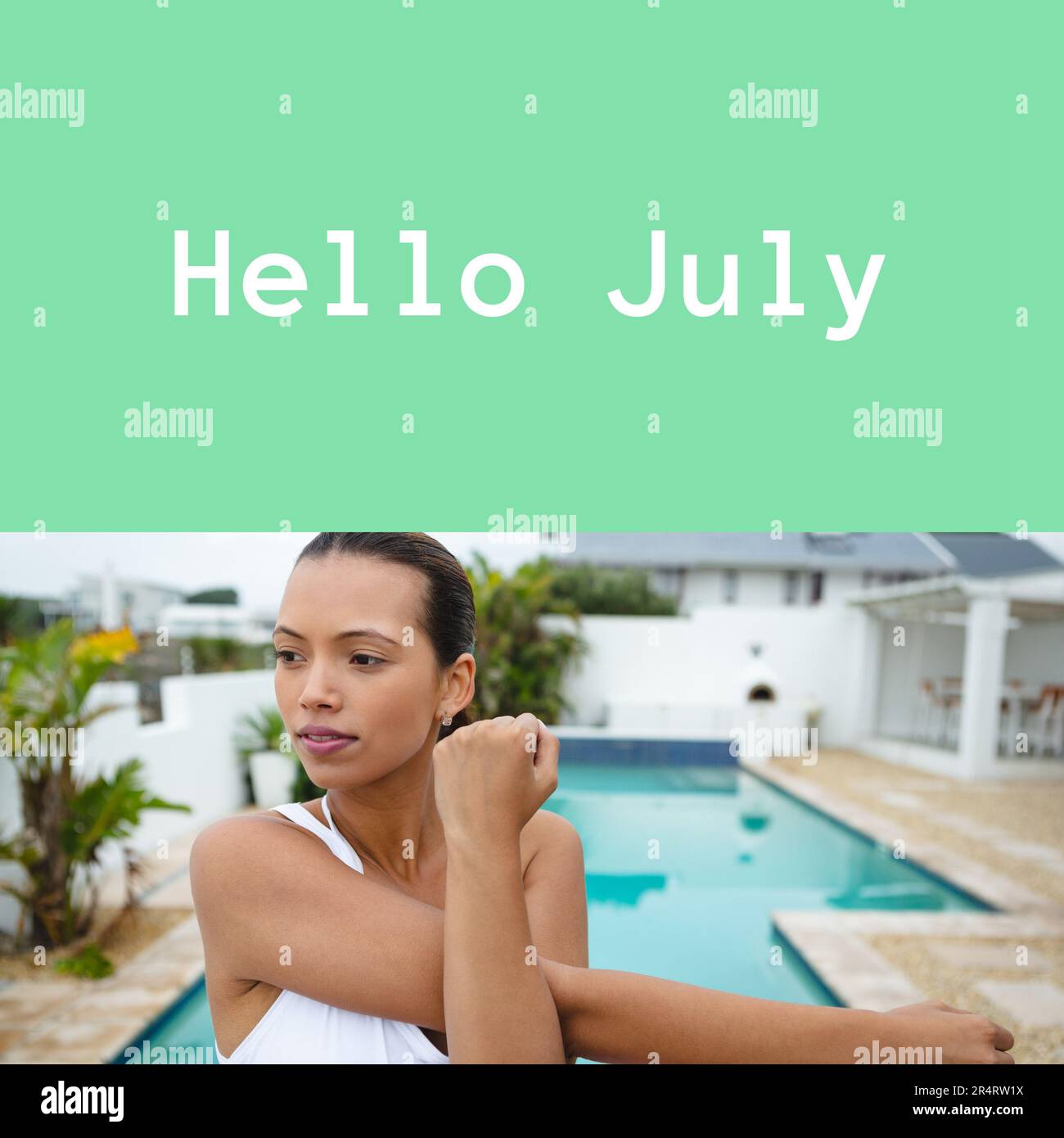 Composition du texte de juillet Hello sur la femme biracial s'exerçant par piscine Banque D'Images