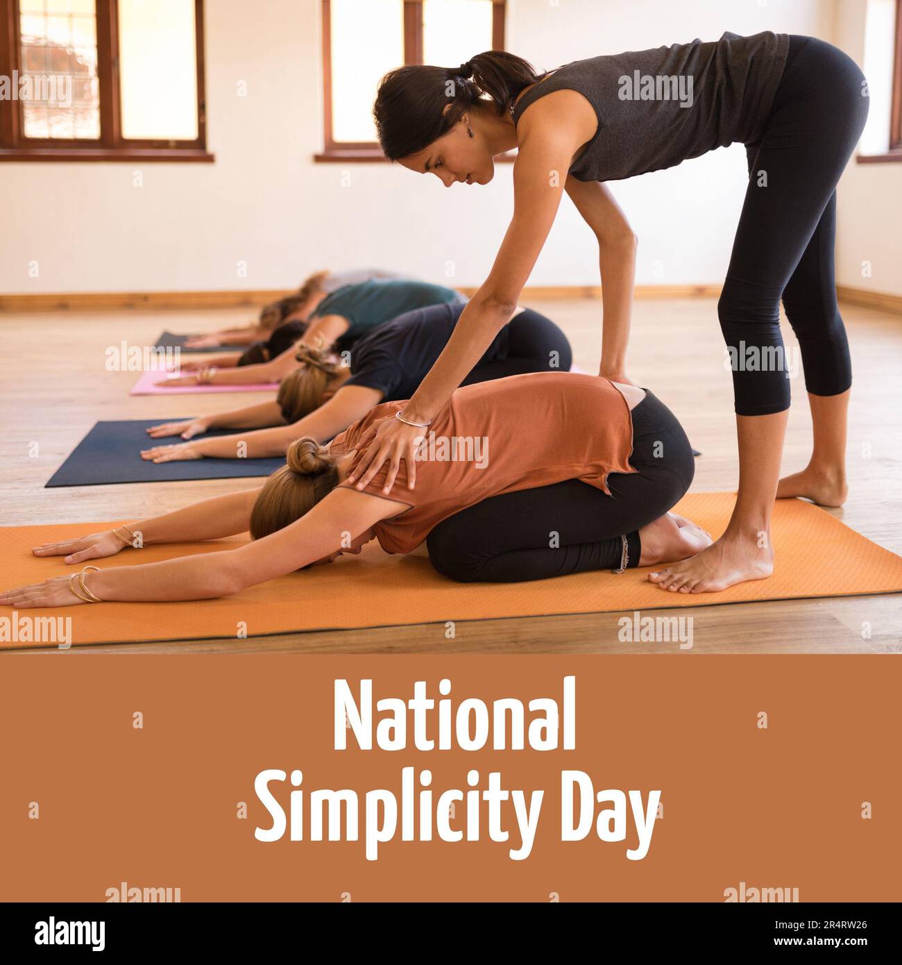 Composition du texte national de la journée de la simplicité sur diverses femmes pratiquant le yoga en classe Banque D'Images