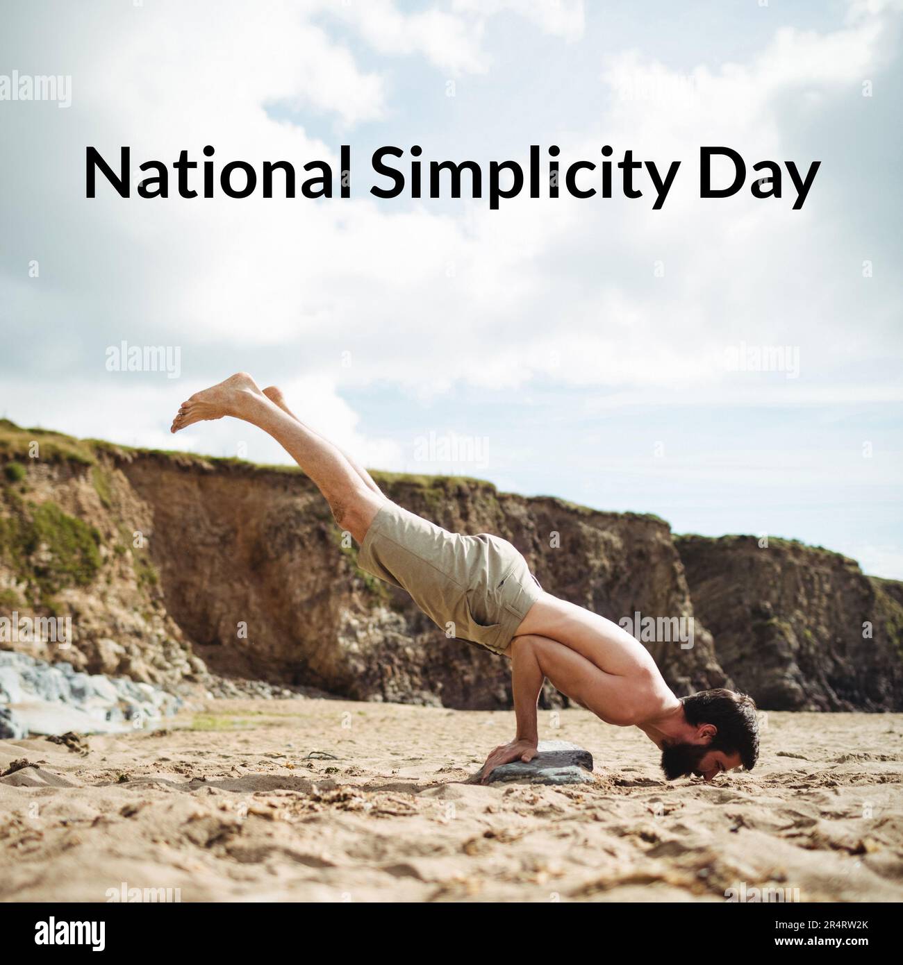 Composition du texte national de jour de simplicité sur l'homme caucasien pratiquant le yoga sur la plage Banque D'Images