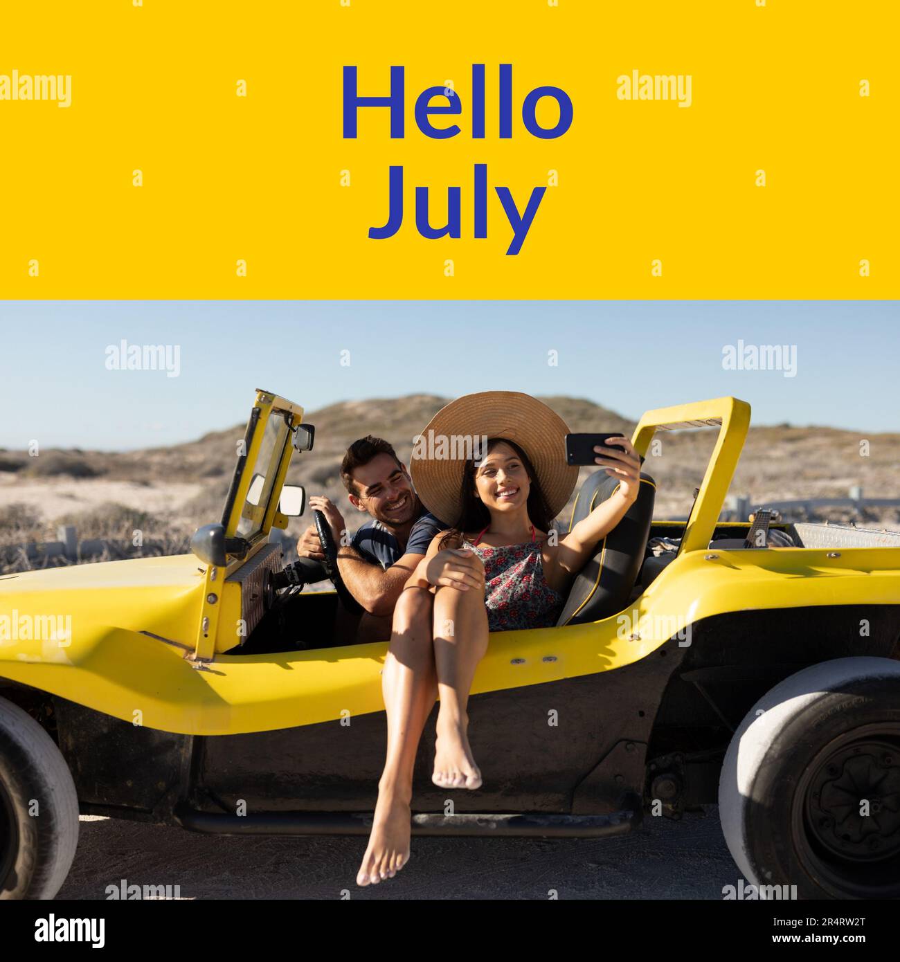 Composition du texte bonjour juillet sur le couple caucasien en voiture sur la plage Banque D'Images