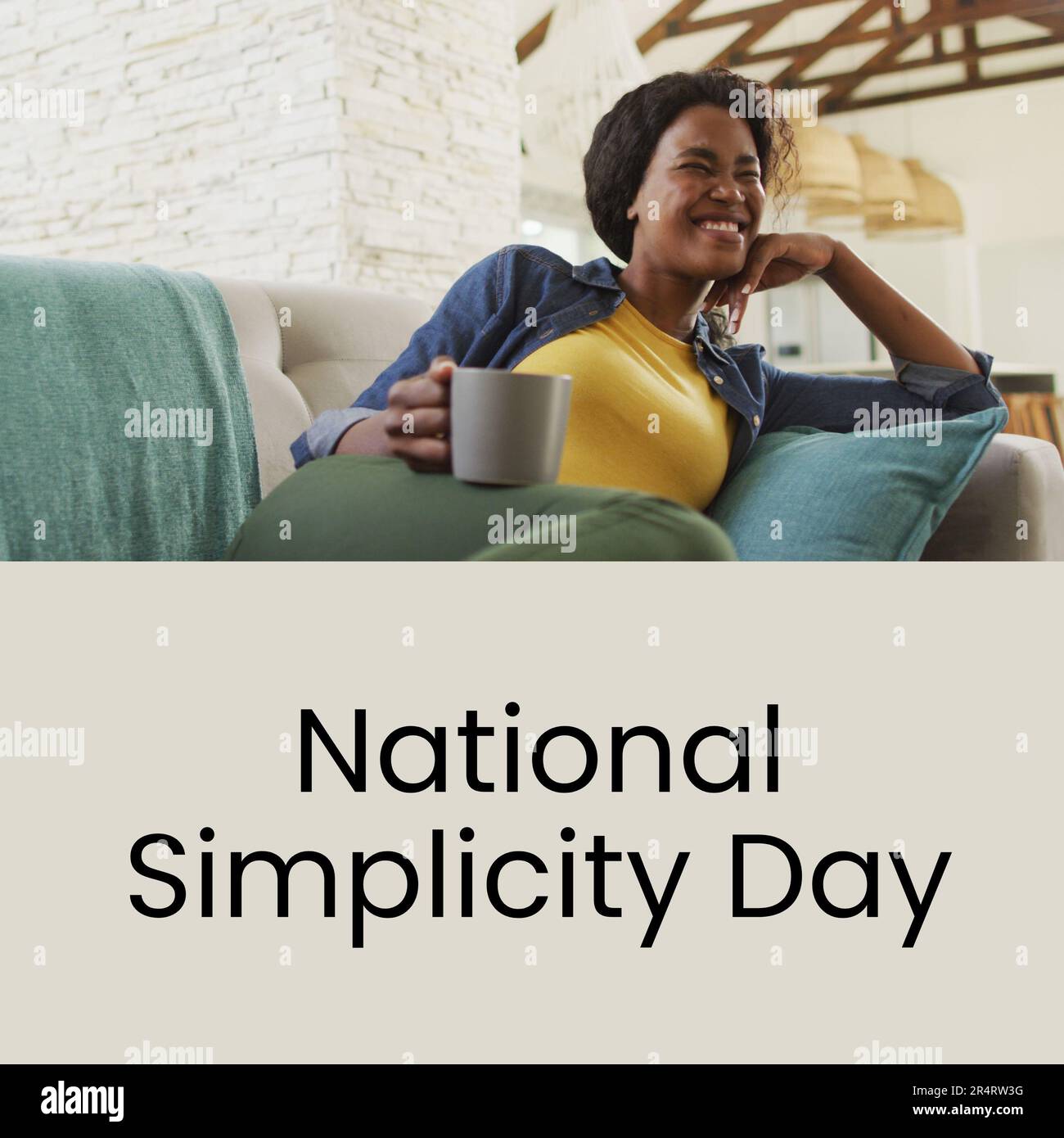 Composition du texte national de la journée de la simplicité sur une femme afro-américaine souriant avec une tasse de thé Banque D'Images