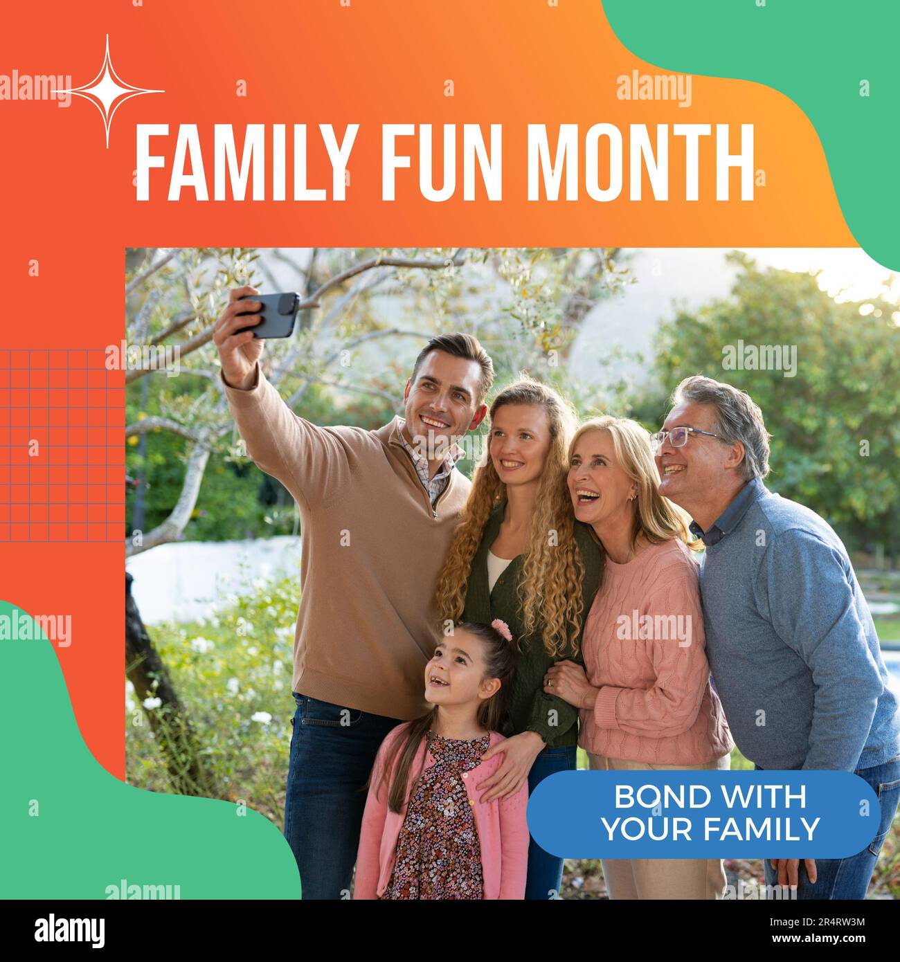 Texte du mois amusant en famille avec des parents heureux, fille et grands-parents emportant le selfie dans le jardin Banque D'Images