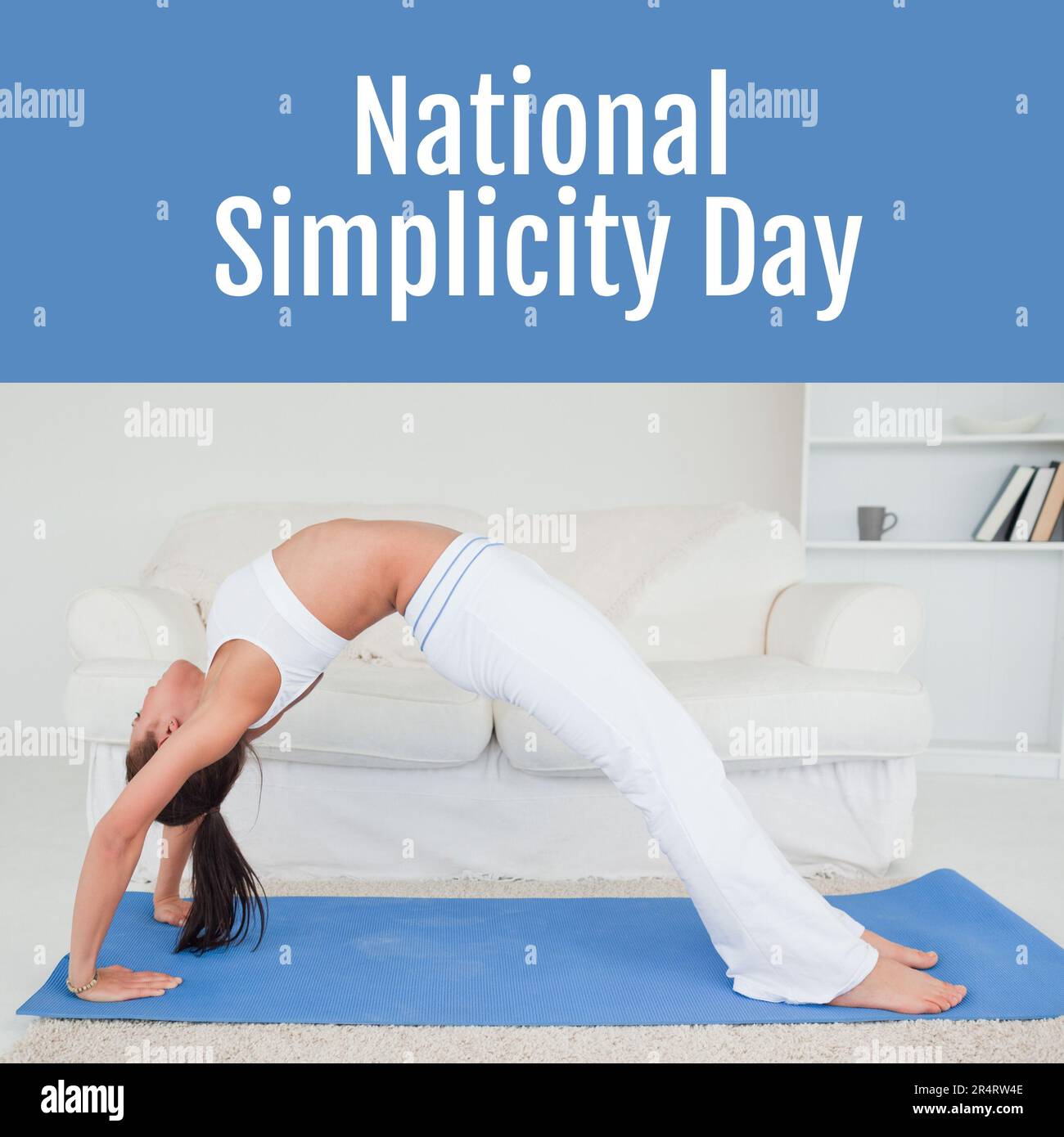 Composition du texte national de jour de simplicité sur homme caucasien pratiquant le yoga sur mat Banque D'Images