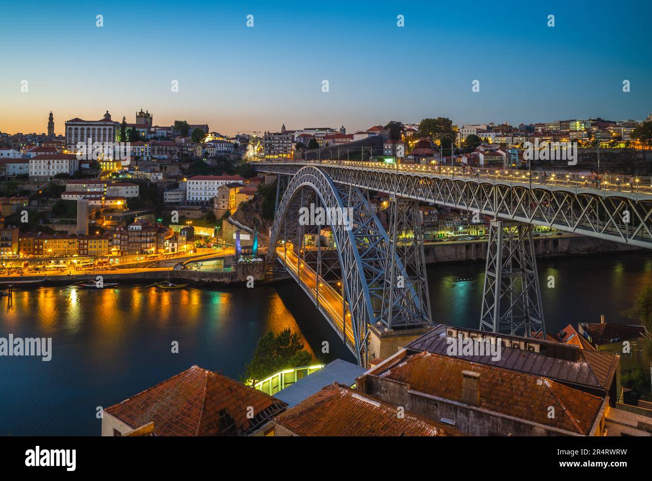 Pont Dom Luiz sur le fleuve douro à porto au portugal la nuit Banque D'Images