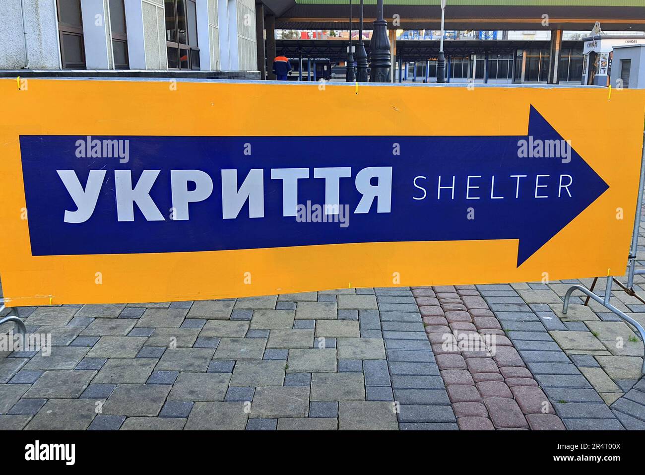 Abri à la bombe - pointeur en langue ukrainienne à Kiev. Protection contre la guerre nucléaire, les bombardements, les explosions, les obus pour les civils. La guerre de Russie Banque D'Images