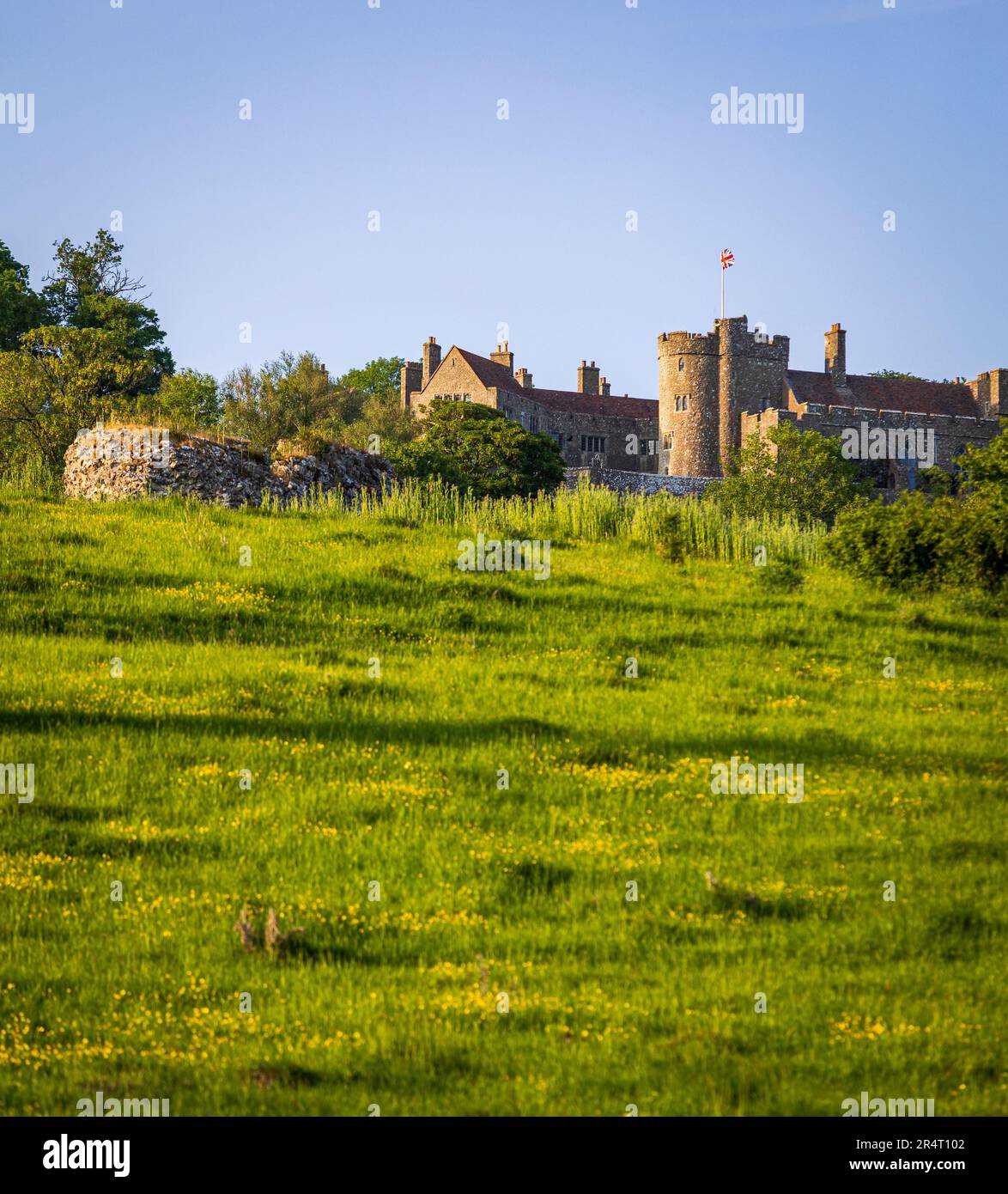 Vue sur le château de Lympne et les ruines du château romain Stutfall près de Hythe dans le Kent, au sud-est de l'Angleterre Banque D'Images