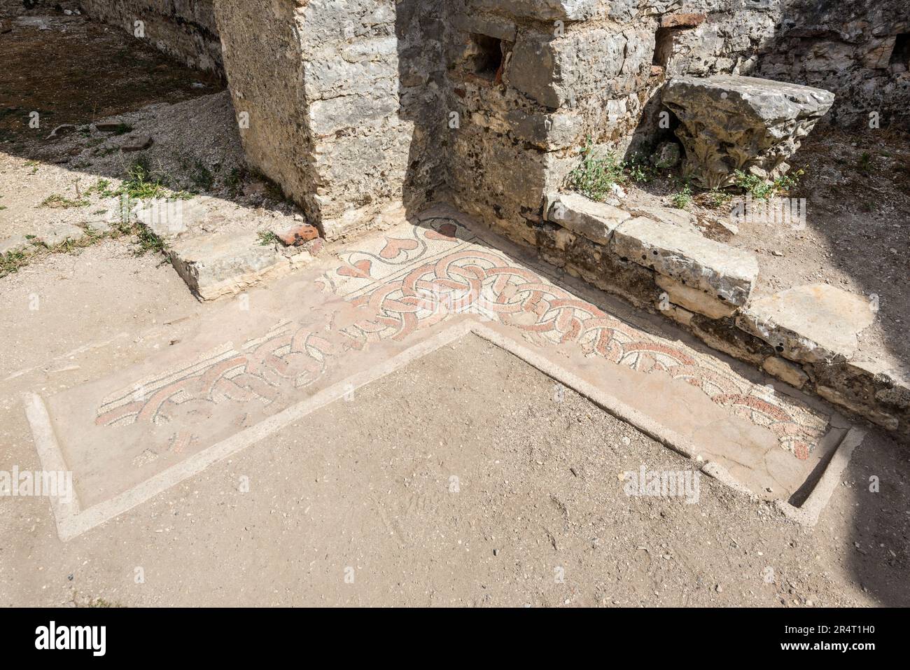 Butrint, Albanie - 16 septembre 2021 : mosaïques sur le sol de la Grande Basilique dans le parc national de Butrint, Buthrotum, Albanie. Banque D'Images