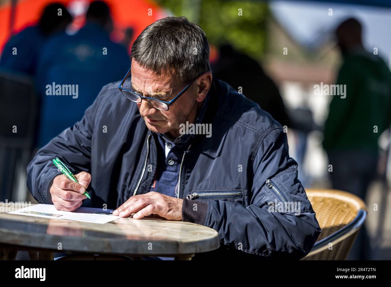 HOLTUM - les employés de l'usine de voitures VDL-Nedcar à Born s'inscrivent pour une grève de 24 heures. Beaucoup d'entre eux risquent d'être licenciés l'année prochaine. Ils exigent un nouveau plan social pour les licenciements de masse attendus. ANP MARCEL VAN HOORN pays-bas - belgique sortie Banque D'Images