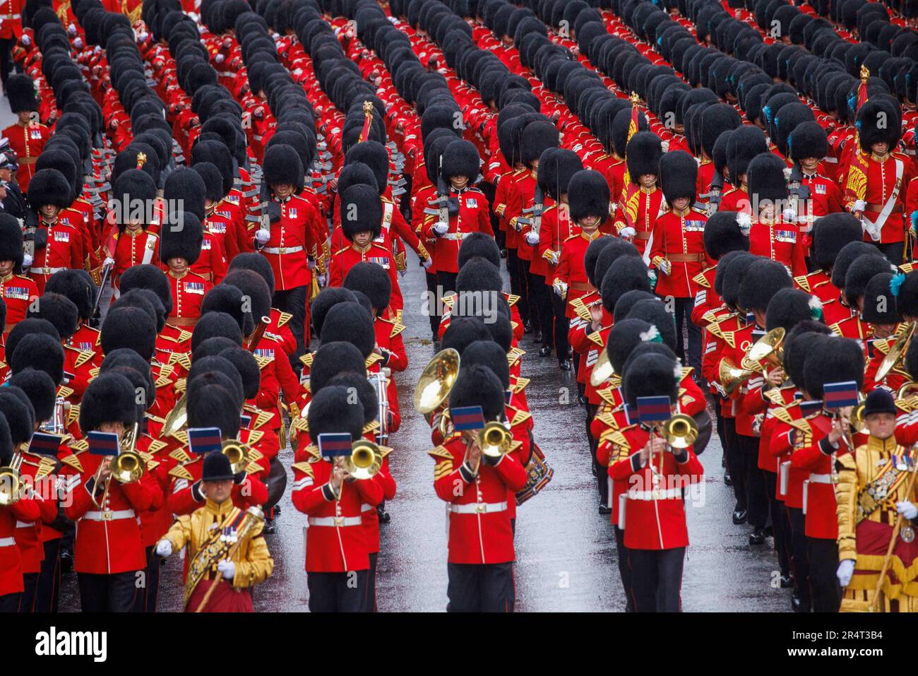 Un groupe de Grenadier Guards jouent à la procession du Couronnement pour le roi Charles III et la reine Camilla alors qu'ils se dirigent vers le palais de Buckingham. Banque D'Images