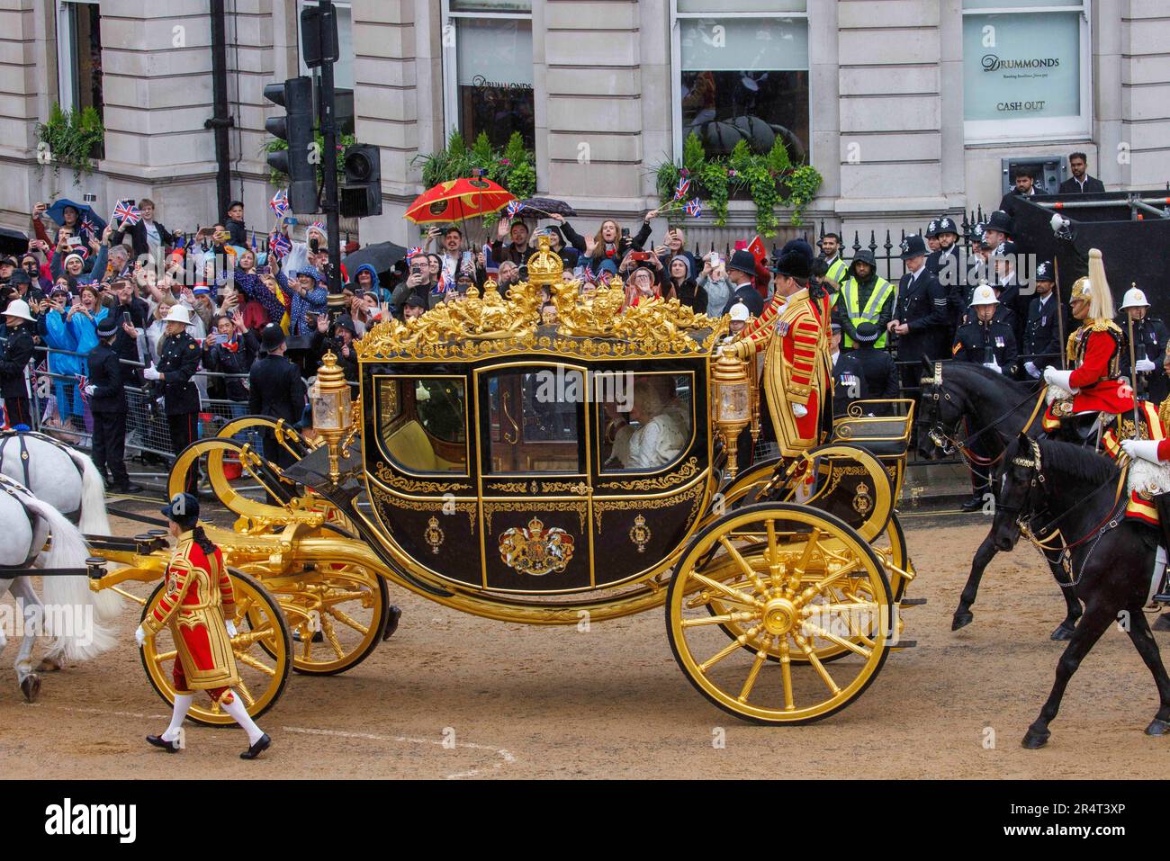 L'autocar de l'État d'or transportant le roi Charles et la reine Camilla, descend Whitehall jusqu'à l'abbaye de Westminster pour le couronnement du roi. Banque D'Images