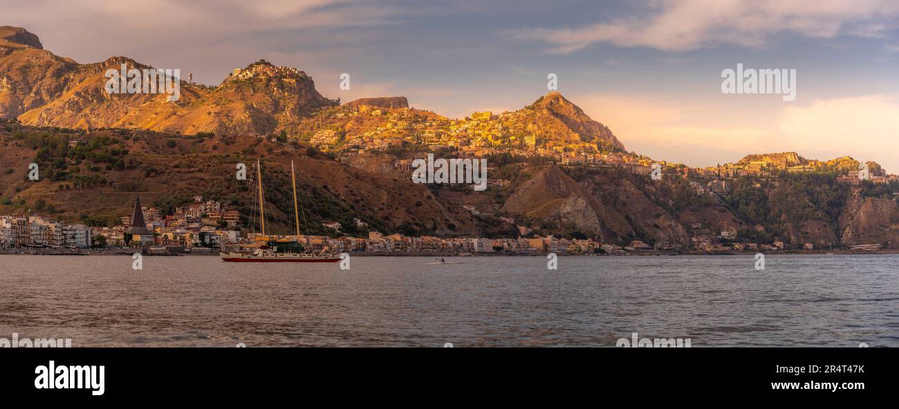 Vue sur les villes au sommet d'une colline de Castelmola et Taormina au coucher du soleil, province de Messine, Sicile, Italie, Méditerranée, Europe Banque D'Images