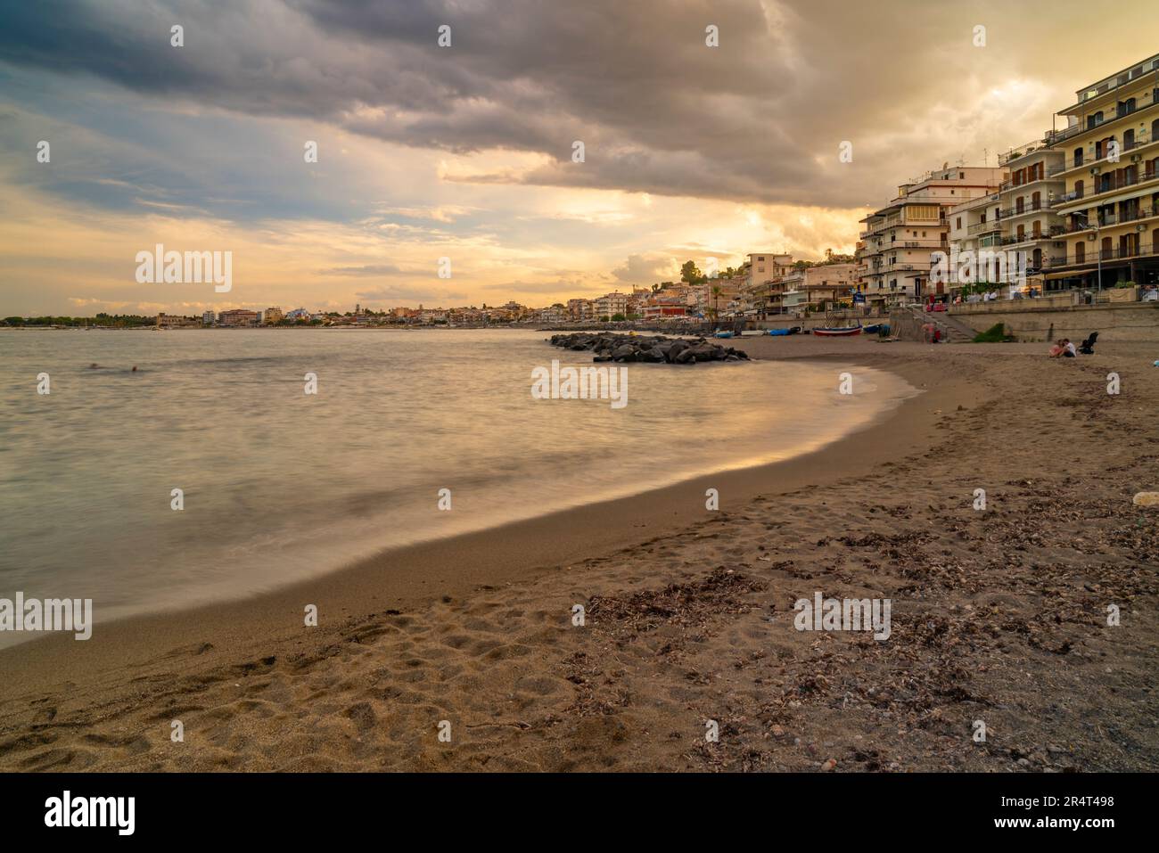 Vue sur la plage de Giardini-Naxos et la baie de Giardini-Naxos au coucher du soleil, province de Messine, Sicile, Italie, Méditerranée, Europe Banque D'Images