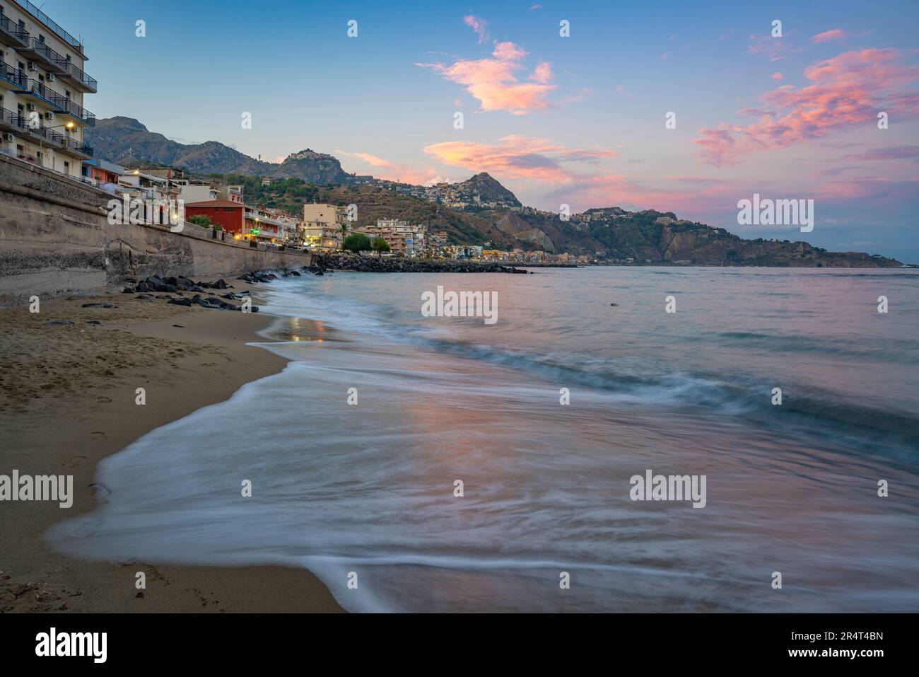 Vue sur la plage de Giardini-Naxos et la baie de Giardini-Naxos au coucher du soleil, province de Messine, Sicile, Italie, Méditerranée, Europe Banque D'Images