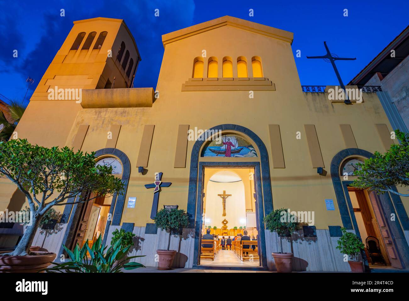 Vue de l'église de Saint Pancras à Giardini-Naxos au crépuscule, province de Messine, Sicile, Italie, Méditerranée, Europe Banque D'Images