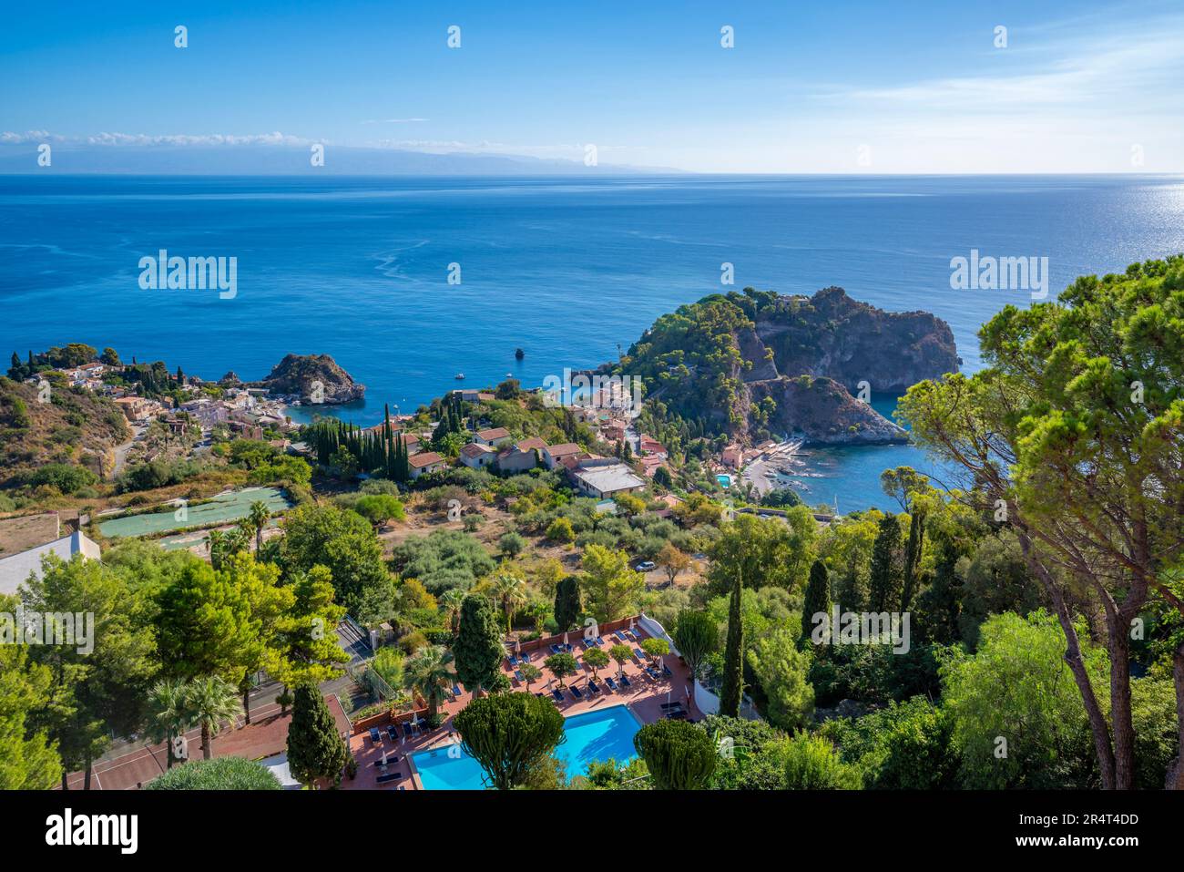 Vue depuis Taormina, observation vers Mazzarò et la mer Ionienne, Taormina, Sicile, Italie, Europe Banque D'Images
