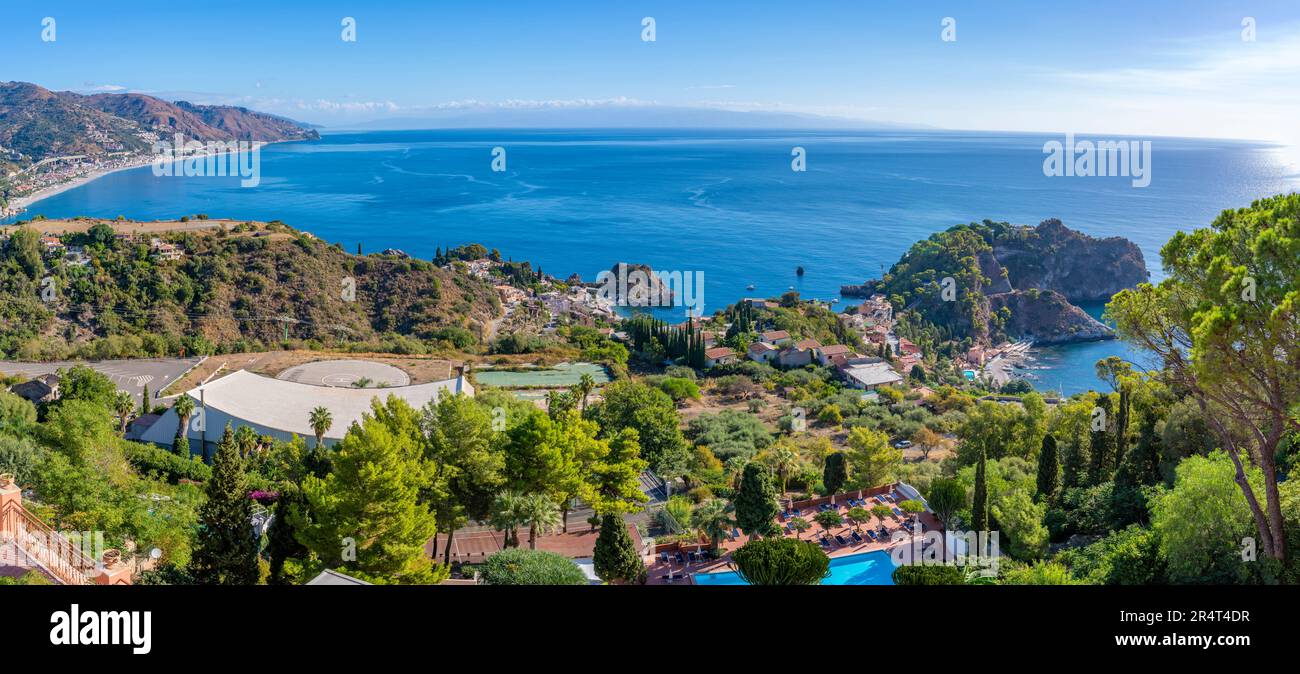 Vue depuis Taormina, observation vers Mazzarò et la mer Ionienne, Taormina, Sicile, Italie, Europe Banque D'Images