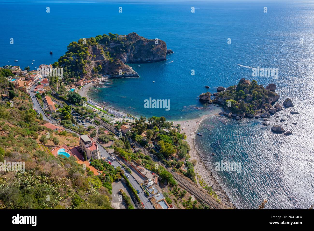 Vue depuis Taormina, regardez vers Mazzarò, Isola Bella et la mer Ionienne, Taormina, Sicile, Italie, Europe Banque D'Images