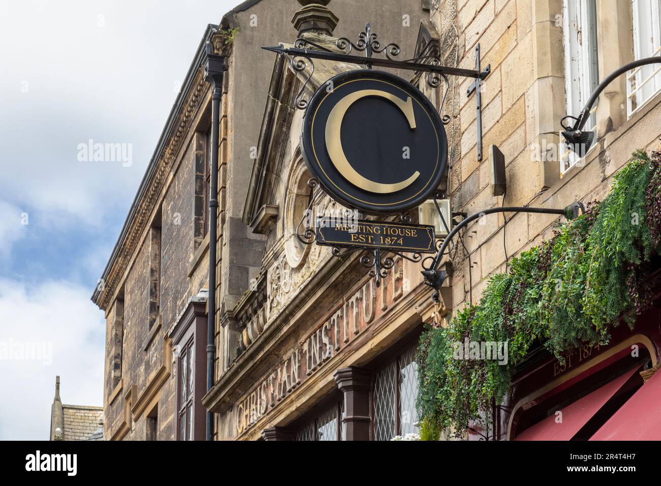 Panneau « C » à l'extérieur de la maison de réunion de l'Institut chrétien, anciennement un bureau de poste, qui fait maintenant partie de J&G Innes Bookseller, dans South Street, St Andrews, Fife, S Banque D'Images