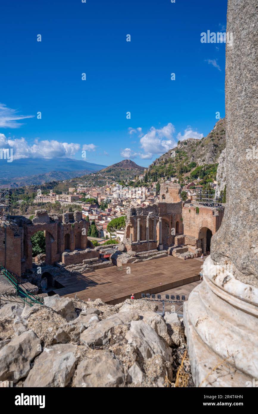 Vue sur le théâtre grec de Taormina avec l'Etna en arrière-plan, Taormina, Sicile, Italie, Europe Banque D'Images