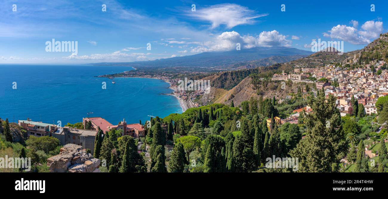 Vue sur Taormina avec l'Etna en arrière-plan depuis le théâtre grec, Taormina, Sicile, Italie, Europe Banque D'Images