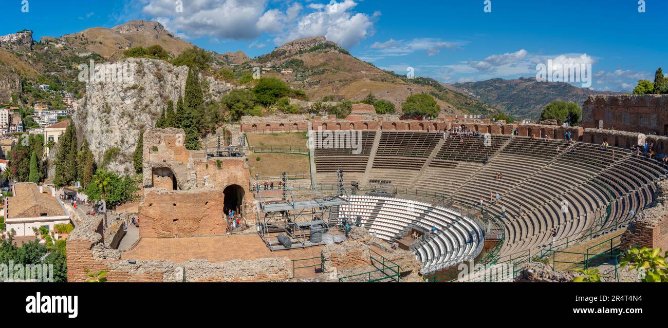 Vue sur le théâtre grec de Taormina, Taormina, Sicile, Italie, Europe Banque D'Images