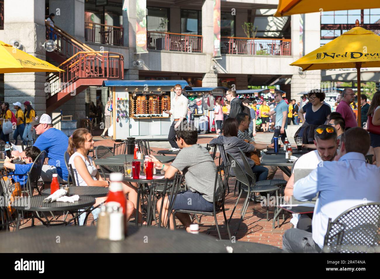 États-Unis, Massachusetts, Boston, les habitants mangent dans des stands de nourriture à l'extérieur de Quincy Market Hall. Banque D'Images