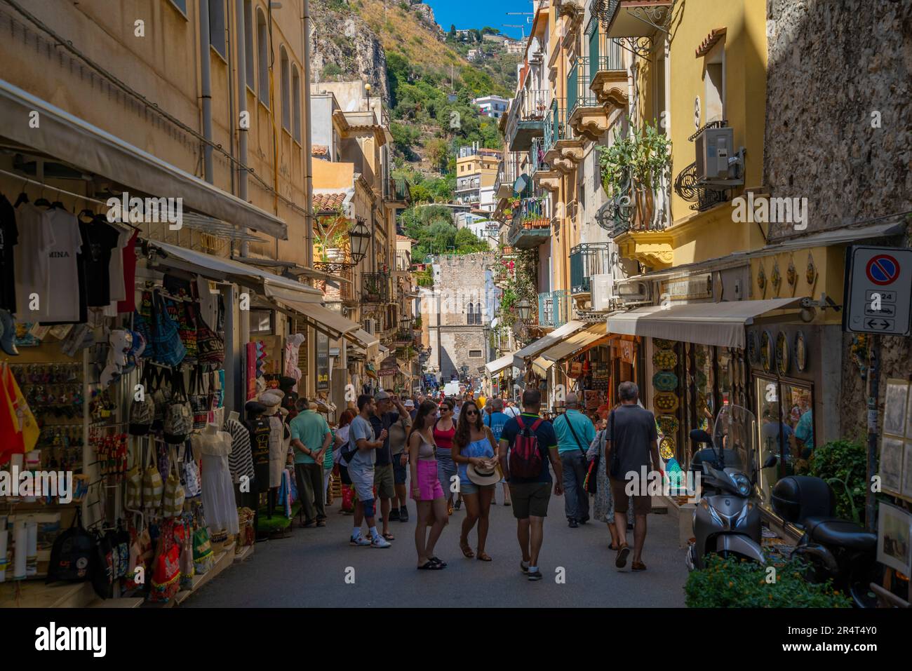Vue sur la rue animée et l'escalade à flanc de colline en arrière-plan à Taormina, Taormina, Sicile, Italie, Europe Banque D'Images