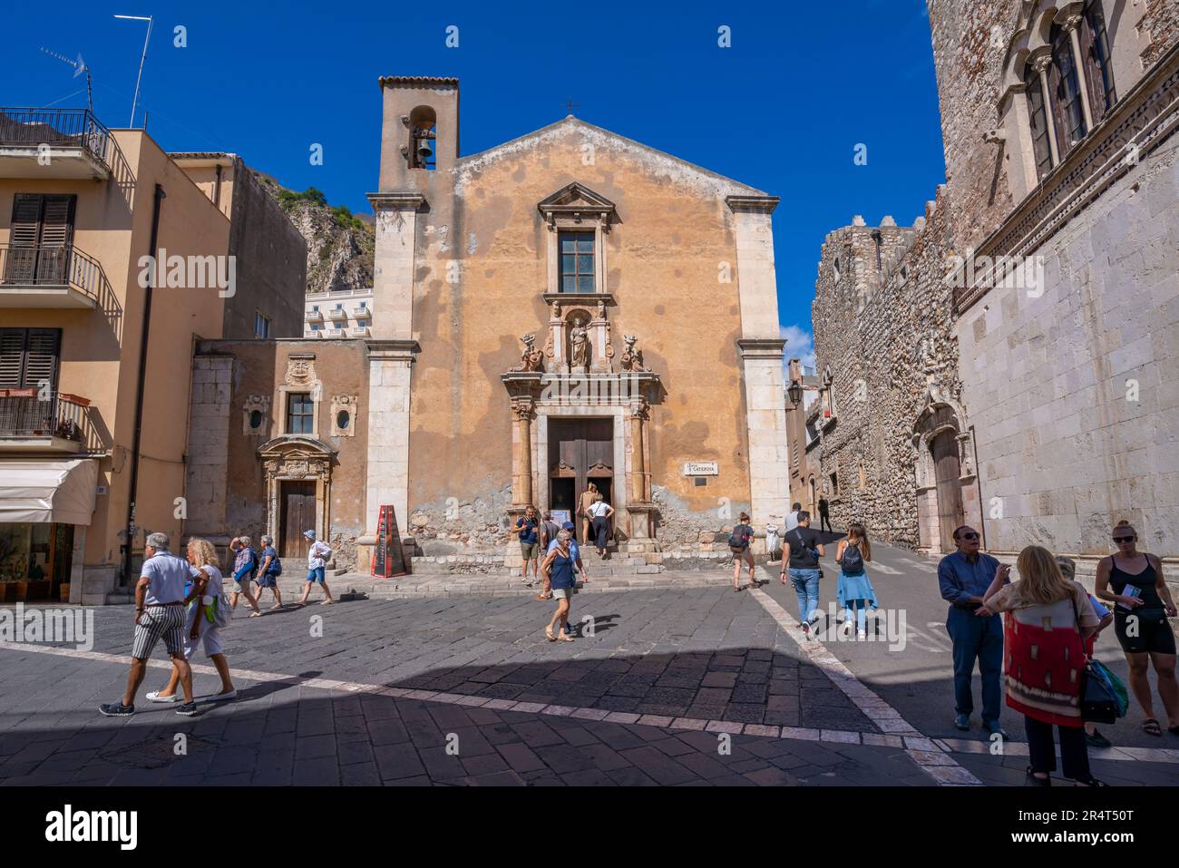 Vue de l'église Sainte Catherine d'Alexandrie sur la Piazza Vittorio Emanuele II à Taormina, Taormina, Sicile, Italie, Europe Banque D'Images