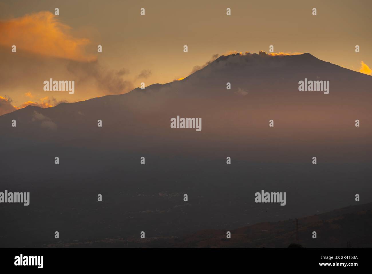 Vue sur l'Etna au coucher du soleil depuis Taormina, Taormina, Sicile, Italie, Europe Banque D'Images