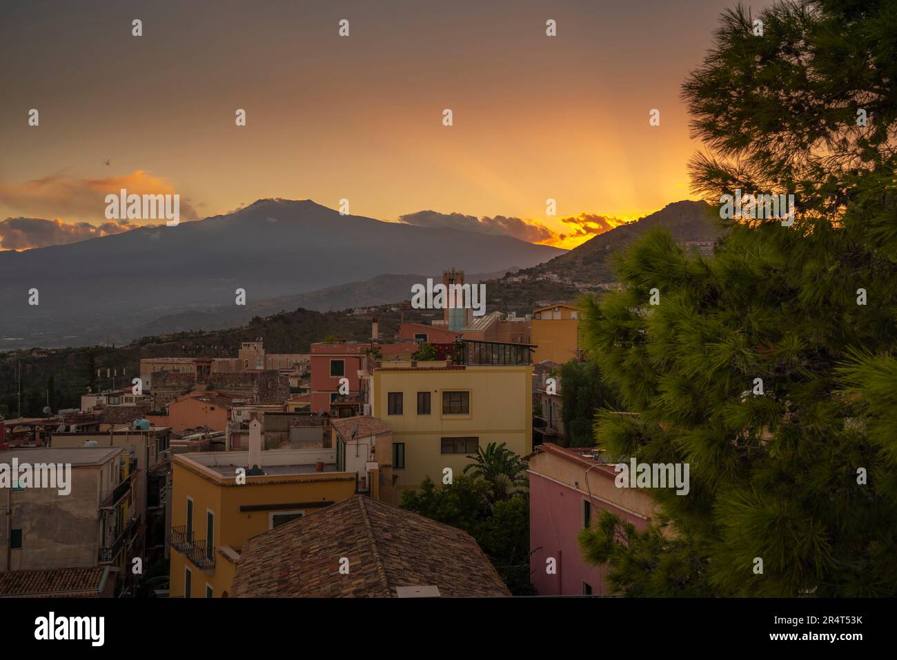 Vue sur la ville de Taomina et le Mont Etna au coucher du soleil, Taormina, Sicile, Italie, Europe Banque D'Images