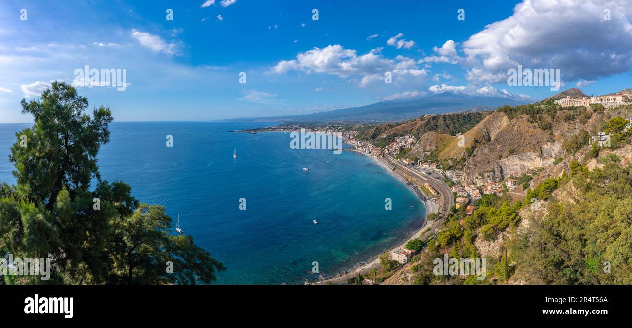 Vue sur Taormina avec l'Etna en arrière-plan de Taormina, Taormina, Sicile, Italie, Europe Banque D'Images