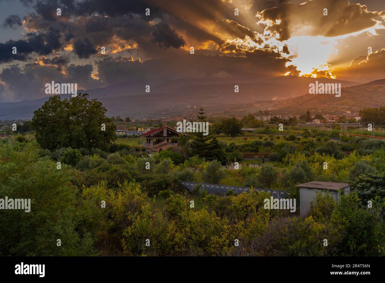 Vue sur l'Etna au coucher du soleil depuis Giardini Naxos, Taormina, Sicile, Italie, Europe Banque D'Images