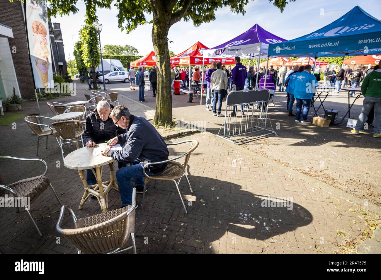Holtum, pays-Bas. 30th mai 2023. HOLTUM - les employés de l'usine de voitures VDL-Nedcar à Born s'inscrivent pour une grève de 24 heures. Beaucoup d'entre eux risquent d'être licenciés l'année prochaine. Ils exigent un nouveau plan social pour les licenciements de masse attendus. ANP MARCEL VAN HOORN pays-bas - belgique sortie crédit: ANP/Alay Live News Banque D'Images
